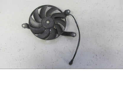 Framsidan på Vattenkylfläkt från en Suzuki LTA 750 XP E -2009 motorcykel.