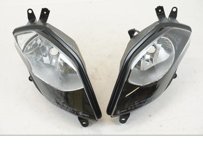 Framsidan på Strålkastare från en BMW S 1000 XR -2014 motorcykel.