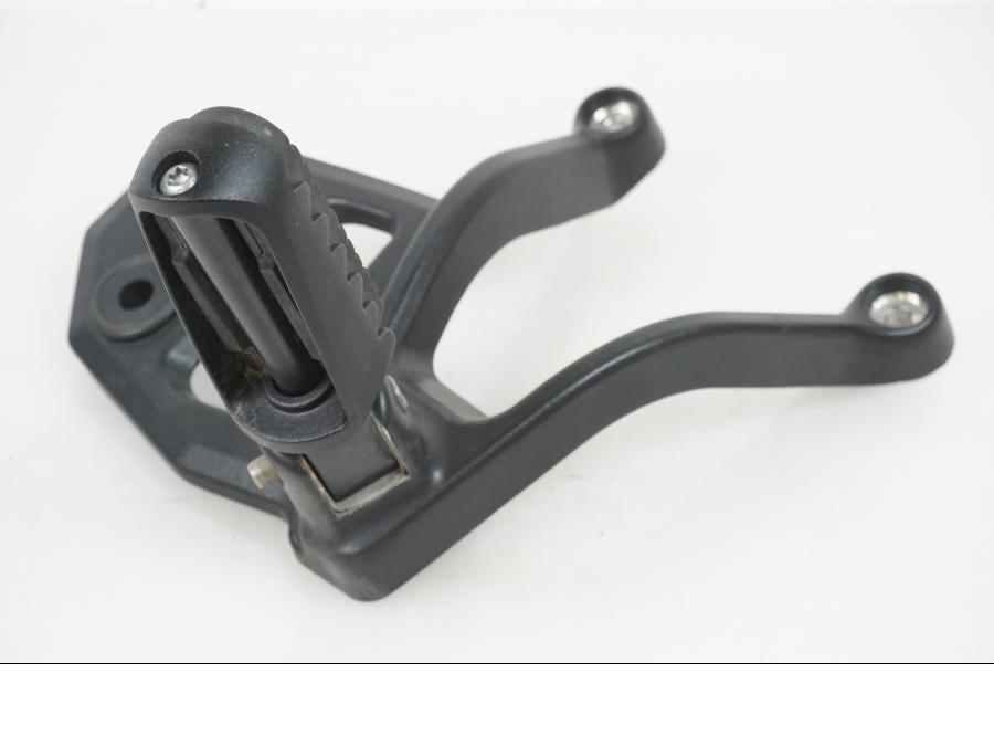 Baksidan på Fotpinnefäste från en H-D Adventure Pan America Special RA1250S -2021 motorcykel.