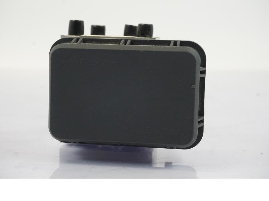 Vänster sida på ABS Modulator från en Yamaha MT-07 -2018 motorcykel.