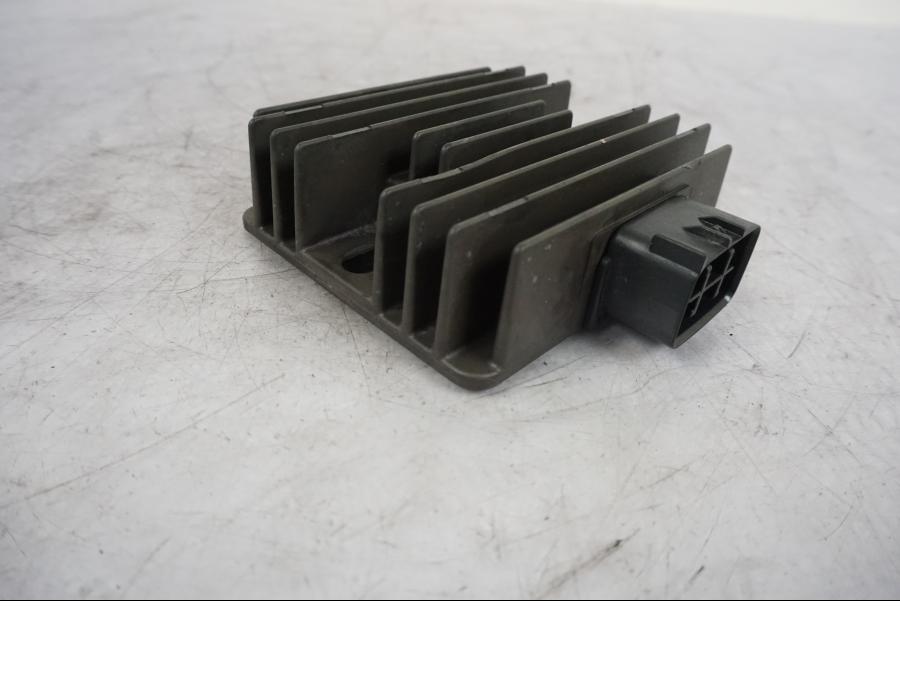 Framsidan på Likriktare från en Kawasaki Versys 650 -2014 motorcykel.