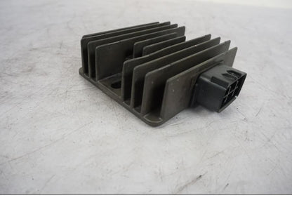 Framsidan på Likriktare från en Kawasaki Versys 650 -2014 motorcykel.