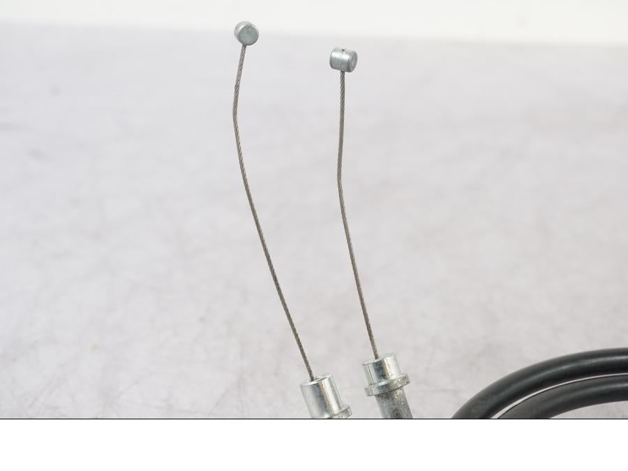 Baksidan på Gasvajer från en Suzuki GSF 1250 -2010 motorcykel.