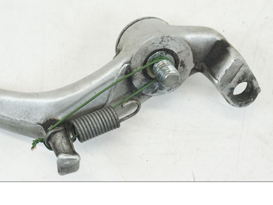 Snett uppifrån på Bromspedal från en Triumph TT 600 -2002 motorcykel.