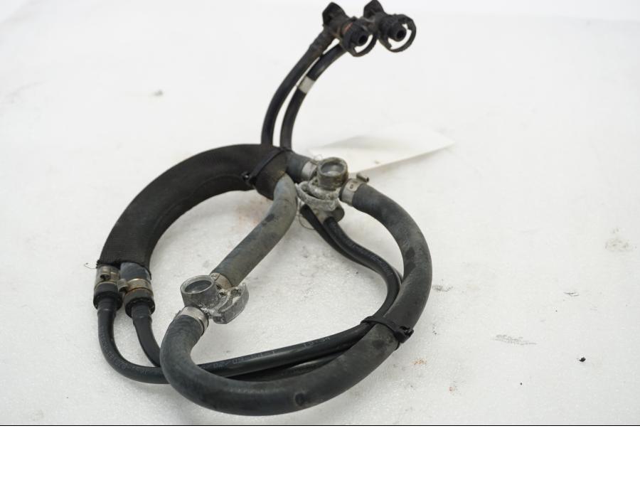 Baksidan på Fuel Rail från en Ducati Monster 696 -2010 motorcykel.