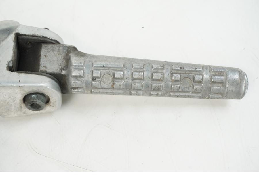 Baksidan på Fotpinnefäste från en Yamaha FZR 1000 -1990 motorcykel.