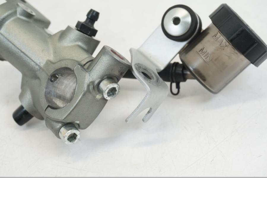 Vänster sida på Kopplingshuvudcylinder från en Ducati Streetfighter V4 -2020 motorcykel.