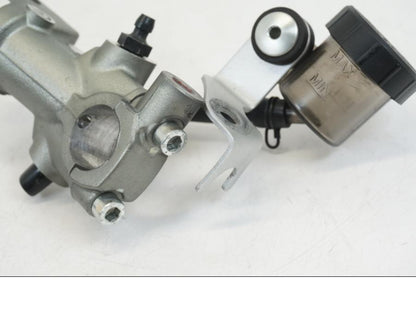 Vänster sida på Kopplingshuvudcylinder från en Ducati Streetfighter V4 -2020 motorcykel.