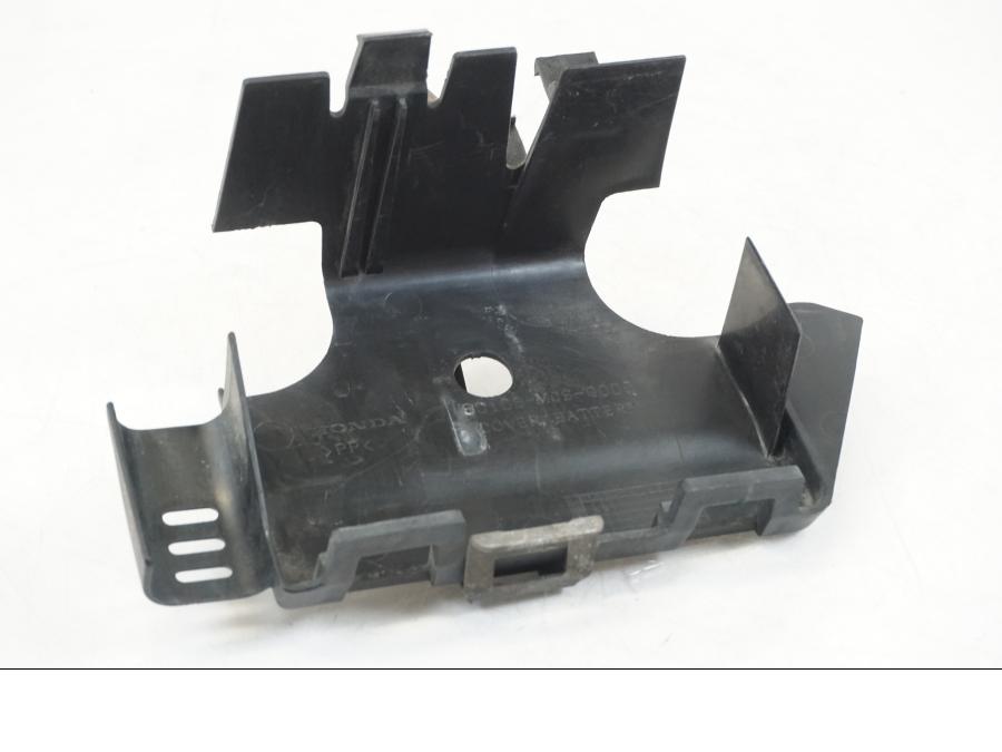 Framsidan på Batterihållare från en Honda ST 1300 -2002 motorcykel.