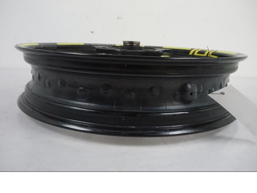 Snett nerifrån på Fälg från en Husqvarna 701 SUPERMOTO ABS -2016 motorcykel.