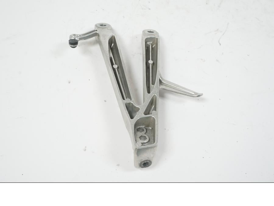 Baksidan på Fotpinnefäste från en Honda CBR 1000 RR -2004 motorcykel.