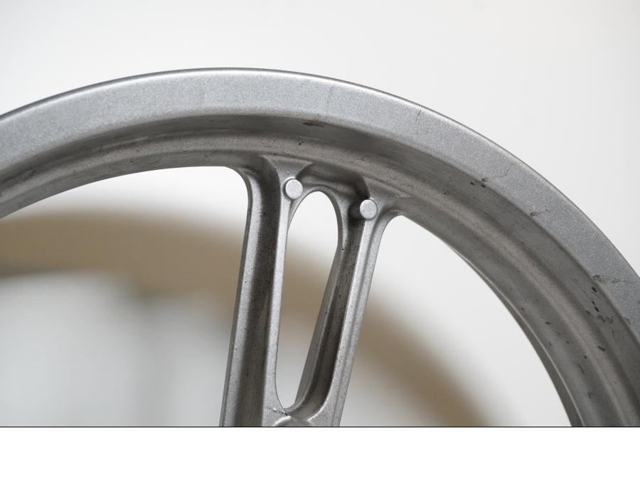 Snett uppifrån på Fälg från en Yamaha YZF-R 125 -2009 motorcykel.