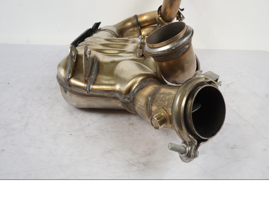 Höger sida på Mellanburk från en KTM 1290 Super Duke R -2023 motorcykel.