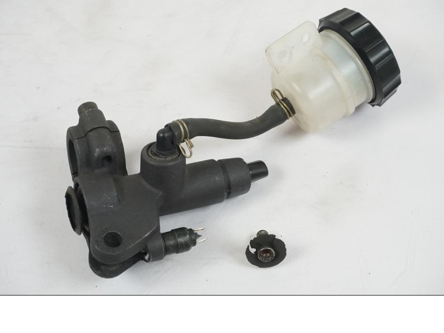 Framsidan på Bromshuvudcylinder från en Aprilia RS 125 -2000 motorcykel.