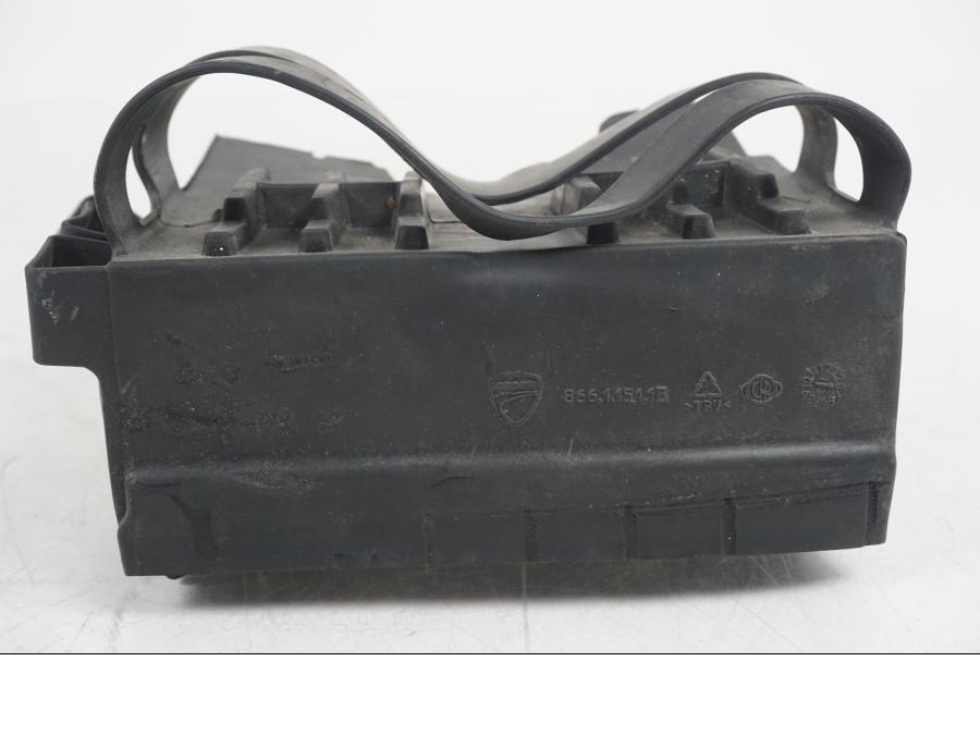 Höger sida på Batterihållare från en Ducati Hyperstrada -2013 motorcykel.