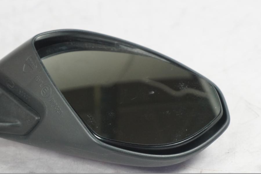 Snett uppifrån på Backspegel från en Ducati 1199 Panigale -2012 motorcykel.