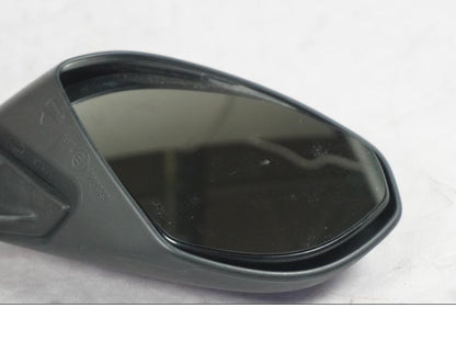 Snett uppifrån på Backspegel från en Ducati 1199 Panigale -2012 motorcykel.