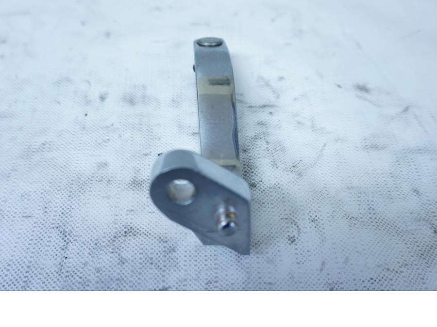 Vänster sida på Fotpinnefäste från en H-D Street Glide FLHX -2009 motorcykel.