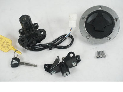 Framsidan på <p>Låssats från Kawasaki ER-6N ABS 2014.</p>

<p>1st nyckel, tändningslås, sadellås, tanklock.</p>

<p>(småmärken finns på locket).</p> motorcykel.