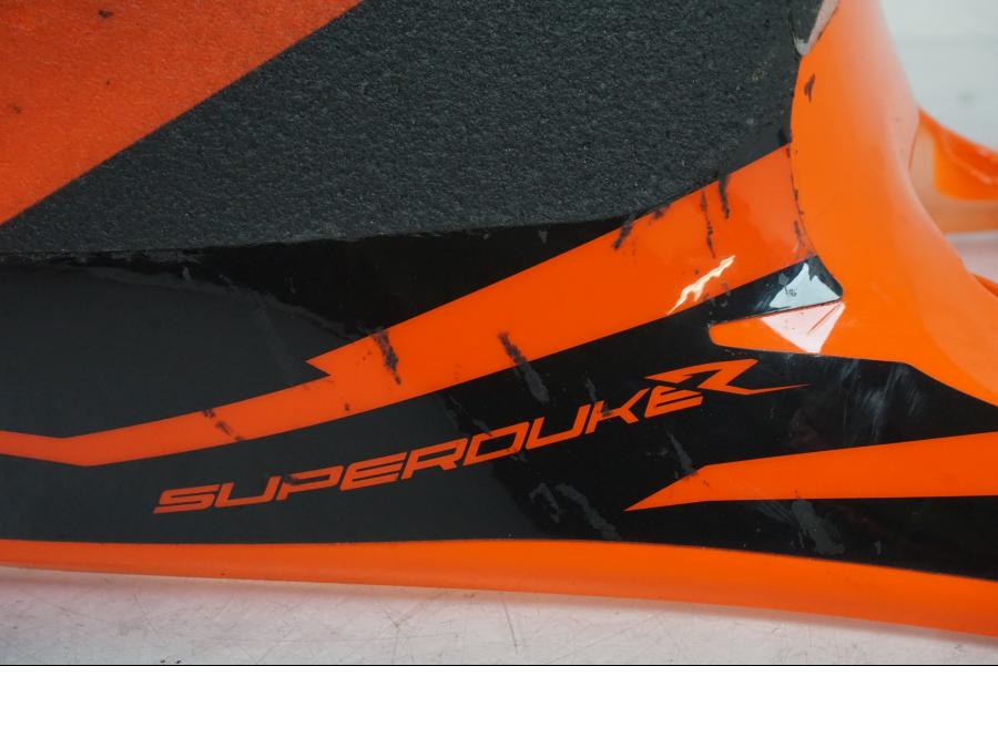 Vänster sida på Bensintankskåpa från en KTM 1290 Super Duke R -2022 motorcykel.