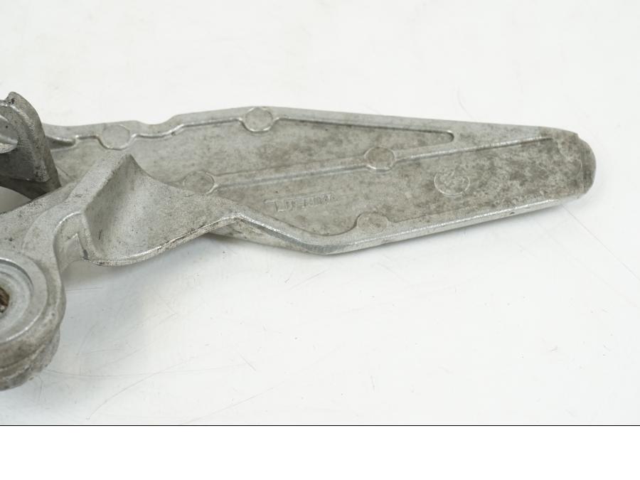 Snett nerifrån på Fotpinnefäste från en Yamaha FZR 1000 -1990 motorcykel.