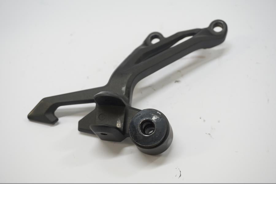 Framsidan på Fotpinnefäste från en Kawasaki Z 900 -2019 motorcykel.