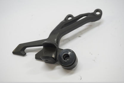 Framsidan på Fotpinnefäste från en Kawasaki Z 900 -2019 motorcykel.