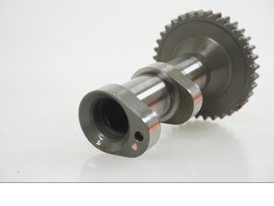 Vänster sida på Kamaxel från en KTM 1290 Super Duke R -2021 motorcykel.