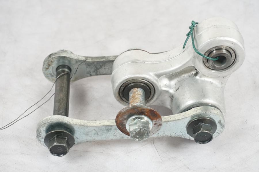 Vänster sida på Stötdämparlänkage från en Suzuki SV 650 -1999 motorcykel.