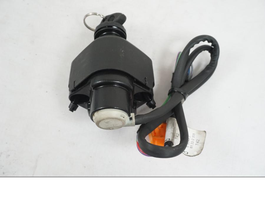 Extrabild6 på <p>Låssats från BMW K 1200 RS 1998.</p>

<p>Tändningslås, 1st nyckel, tanklock och sadellås.</p> motorcykel.