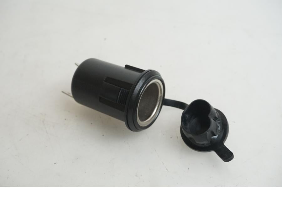 Framsidan på El uttag 12 V från en Indian Chieftain Dark Horse -2019 motorcykel.