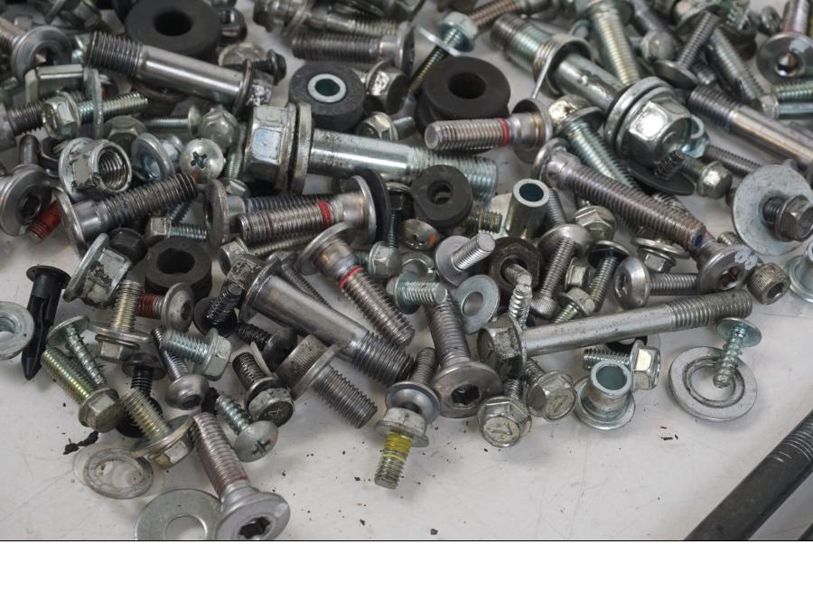 Snett nerifrån på Skruv / Mutter etc från en Kawasaki ER-6F -2016 motorcykel.