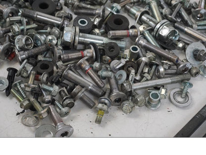 Snett nerifrån på Skruv / Mutter etc från en Kawasaki ER-6F -2016 motorcykel.