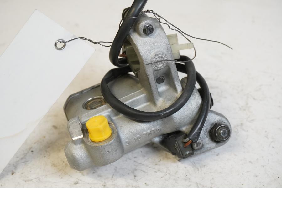 Höger sida på Bromshuvudcylinder från en KTM 625 SC SM -2002 motorcykel.