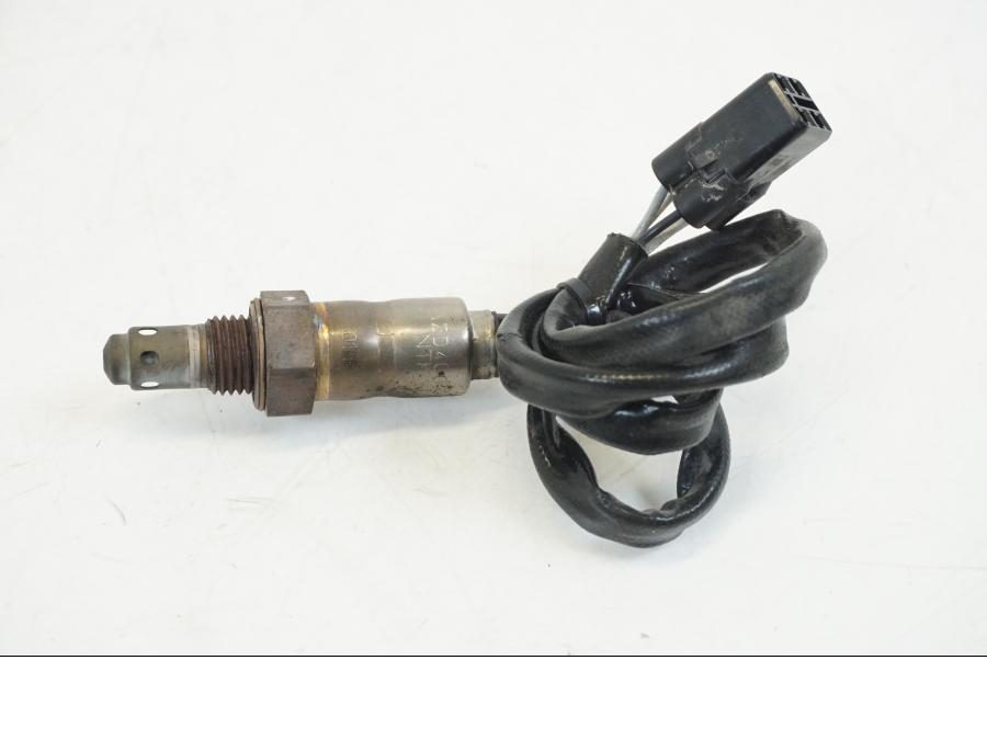 Vänster sida på Lambdasond från en Ducati Streetfighter V4 -2020 motorcykel.