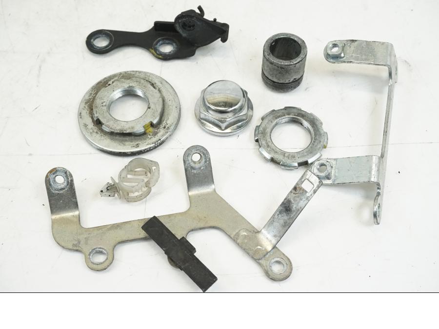 Snett nerifrån på Skruv / Mutter etc från en Honda CB 600 F -2008 motorcykel.