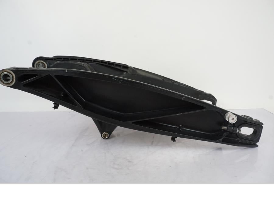 Baksidan på Sving från en KTM 790 Duke -2019 motorcykel.