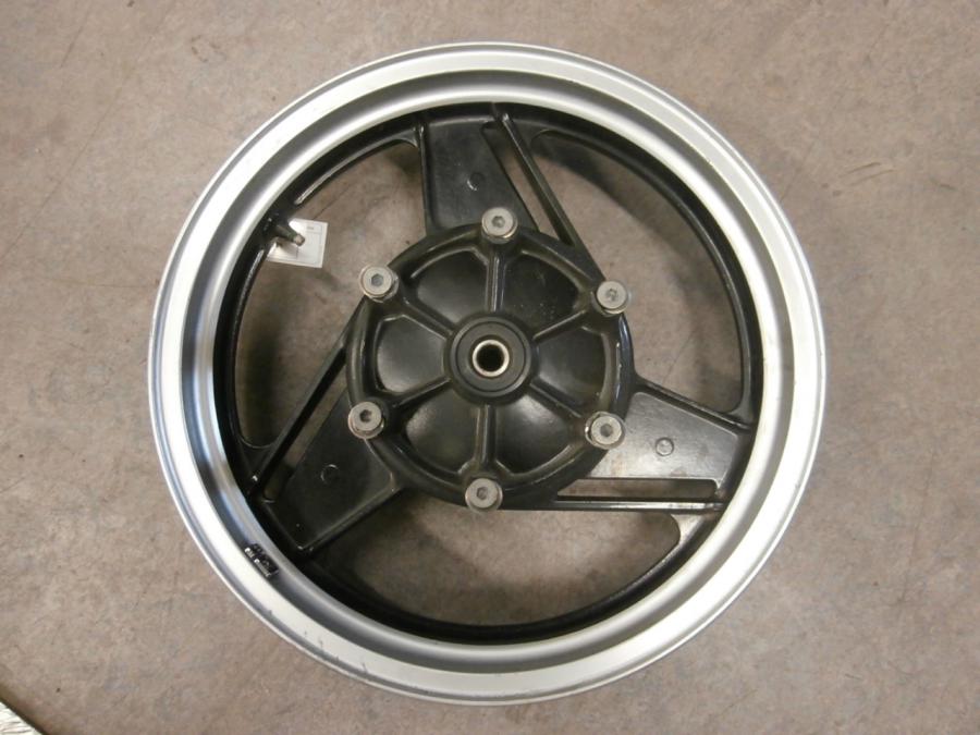 Baksidan på Fälg från en Kawasaki ZX-10 -1990 motorcykel.