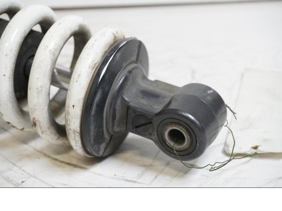 Vänster sida på Stötdämpare från en Honda CBR 900 RR -2000 motorcykel.