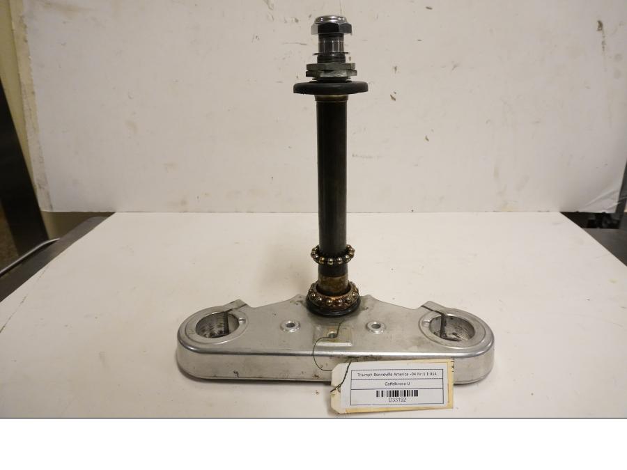 Framsidan på Gaffelkrona från en Triumph America -2004 motorcykel.