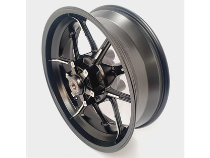 Höger sida på Fälg från en Ducati Scrambler Icon -2021 motorcykel.