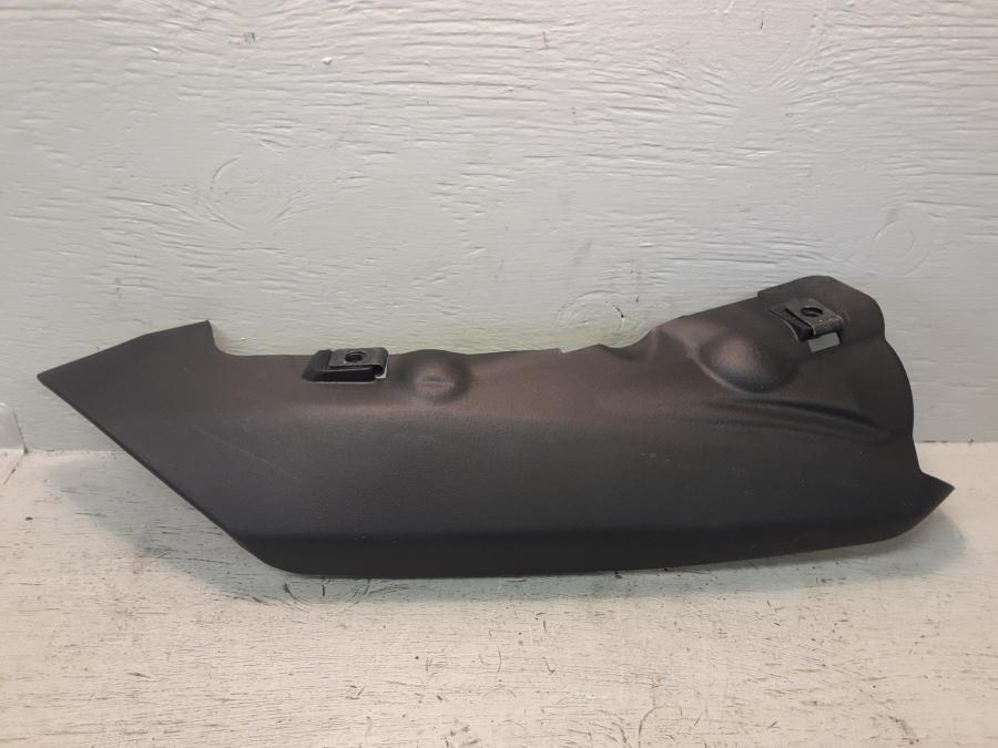 Framsidan på Värmeskydd från en Kawasaki ZX-6R -2008 motorcykel.