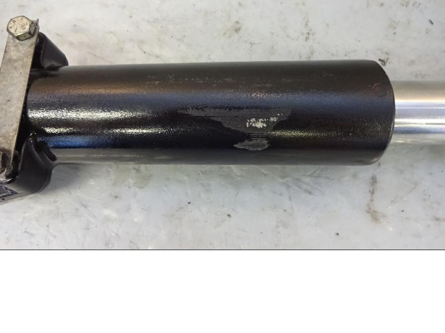 Höger sida på Gaffelben från en H-D Touring Road King Custom FLHRSI -2004 motorcykel.