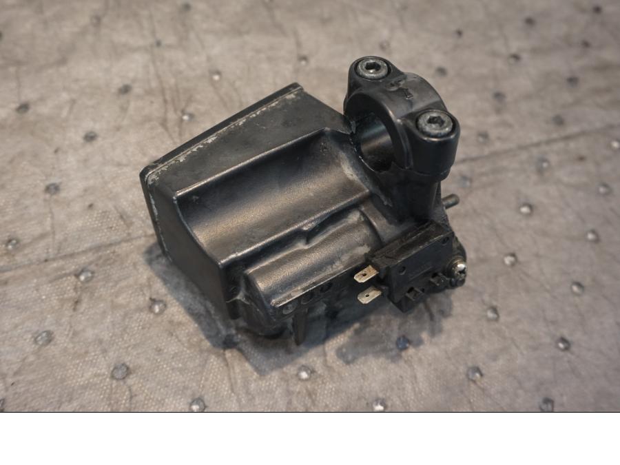 Baksidan på Bromshuvudcylinder från en Yamaha FJR 1300 -2004 motorcykel.