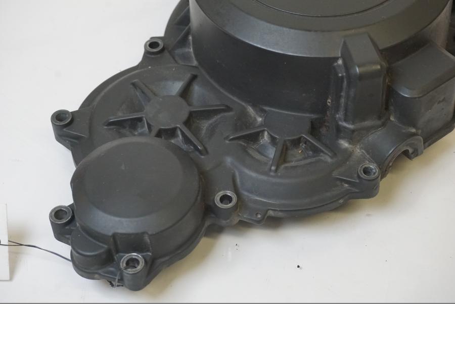 Snett nerifrån på Generatorkåpa från en KTM 1190 Adventure -2015 motorcykel.