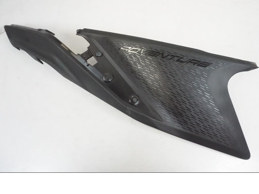 Framsidan på Sidopanel från en KTM 390 Adventure -2021 motorcykel.