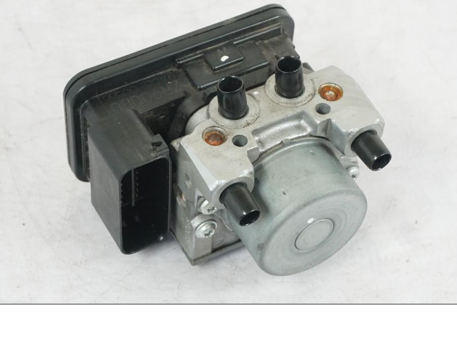 Framsidan på ABS Modulator från en Kawasaki Z 900 -2019 motorcykel.