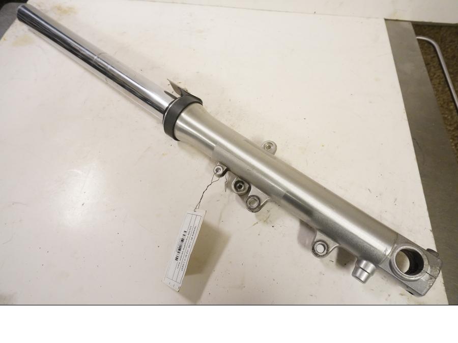 Framsidan på Gaffelben från en Yamaha BT 1100 -2003 motorcykel.