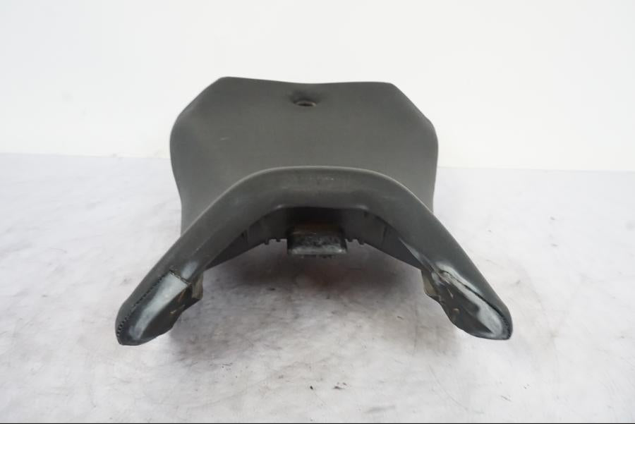 Snett uppifrån på Sadel från en Yamaha YZF-R 125 -2008 motorcykel.