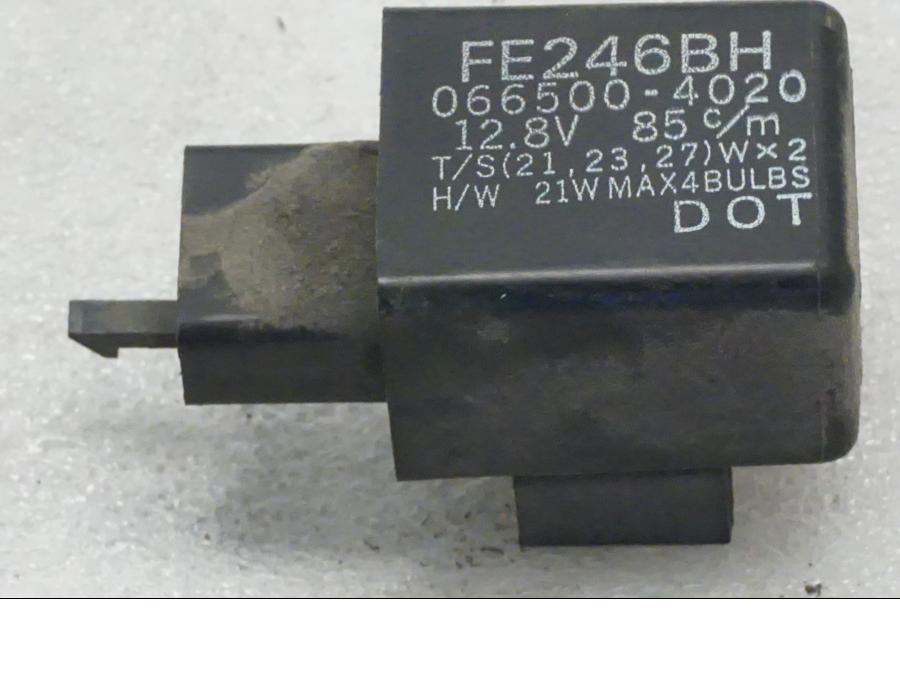 Framsidan på Blinkersrelä från en Yamaha XVZ 13TD -1999 motorcykel.